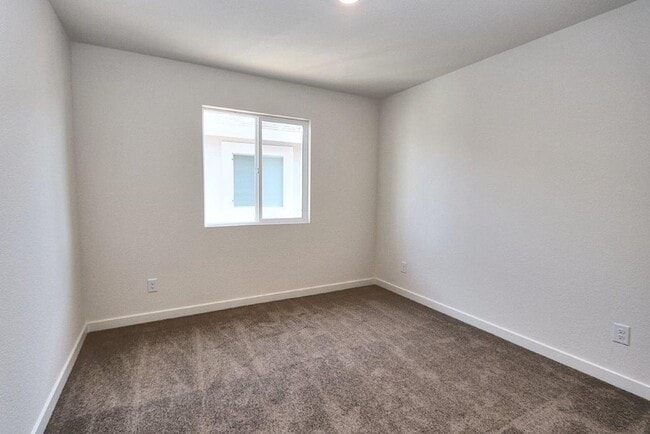 Building Photo - Beautiful Lincoln Home Available in May!