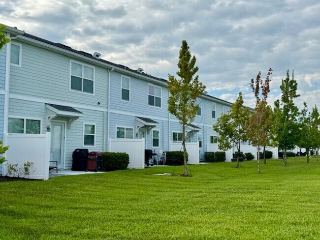 Building Photo - Townhome For Rent in Storey Lake - 3/2.5 w...