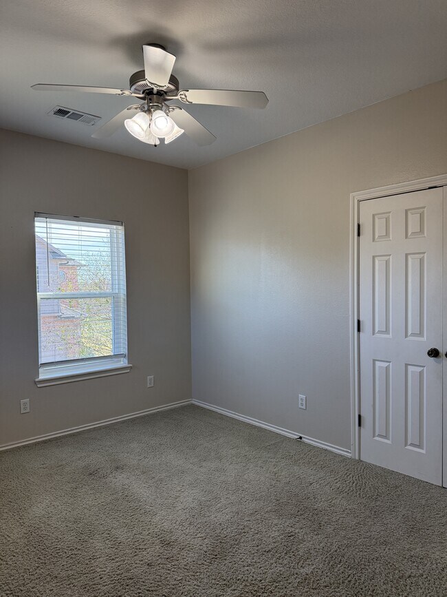 Building Photo - 1425 W Villa Maria Rd