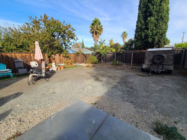 Building Photo - Gregory