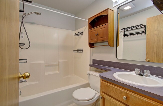 Building Photo - Welcome to this charming 2 bedroom, 2 bath...