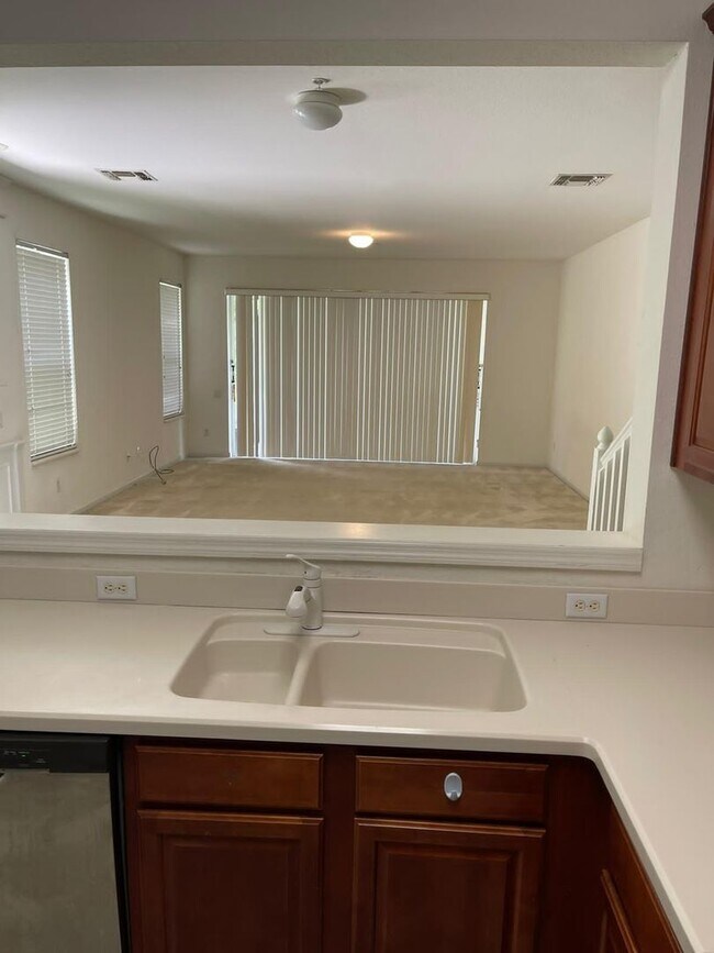 Building Photo - Fabulous 3/2.5 Townhouse located in The Vistas at Stonebridge Commons