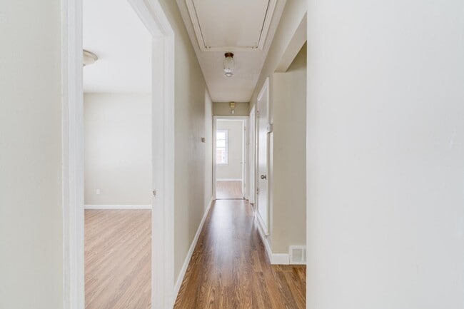 Building Photo - 110 De Smet Dr