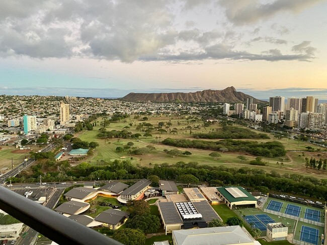 Building Photo - Diamond Head Views! City Views! Golf Cours...