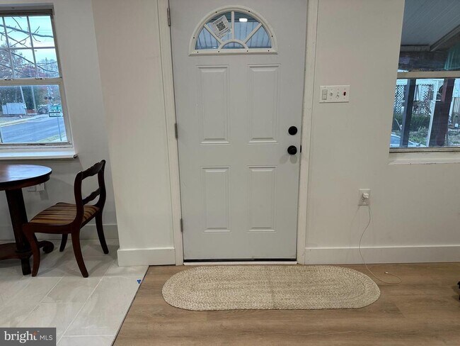 Building Photo - 703 Shaw Ave