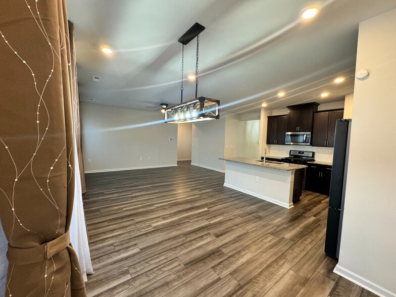 Building Photo - Room in House on Bedrock Rd