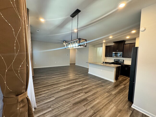 Building Photo - Room in House on Bedrock Rd