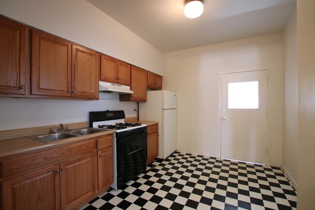 Building Photo - 921 W Wilson Ave