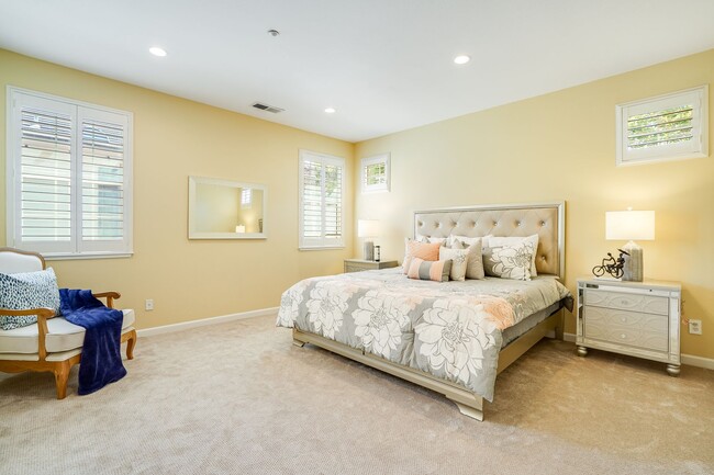 Building Photo - Comfortable and nicely upgraded home for r...