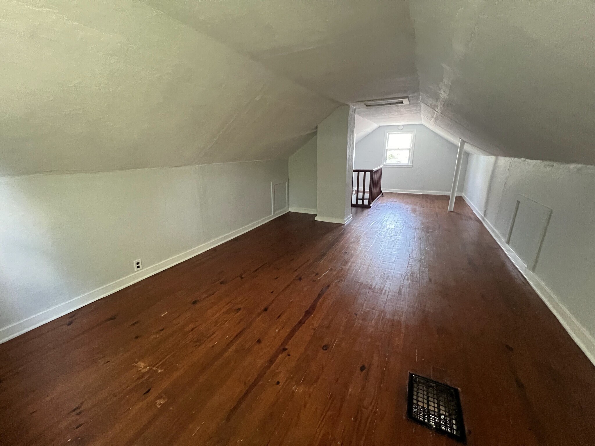 Building Photo - 2021 N Maplewood Ave