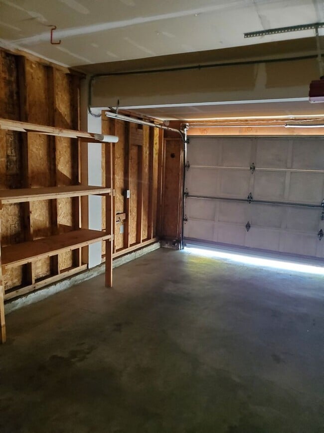 Building Photo - Great 3 bedroom home available now!