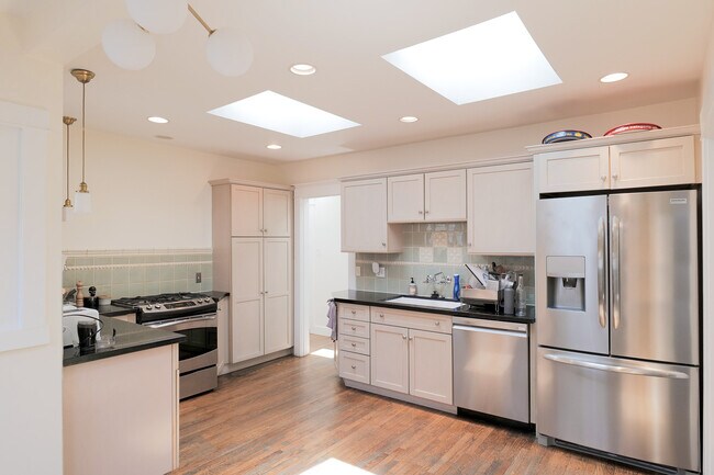 Kitchen - 1124 Manzanita St