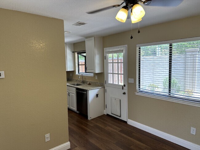Building Photo - Spacious 3 Bed, 2.5 Bath West Dublin Townh...