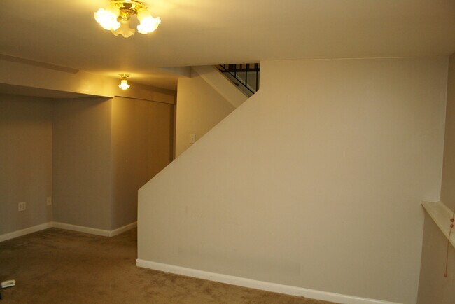 Building Photo - 576 Manor Rd