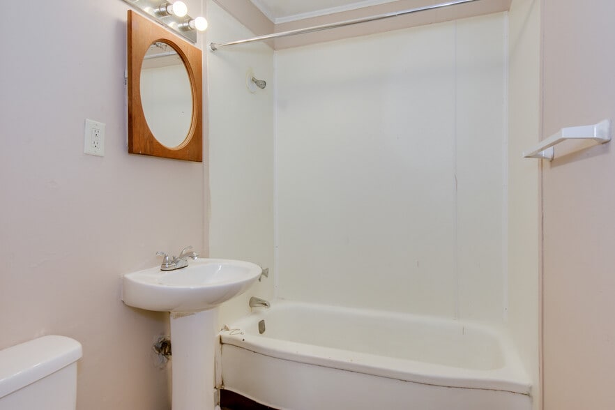 Bathroom - 1730 Telfair St