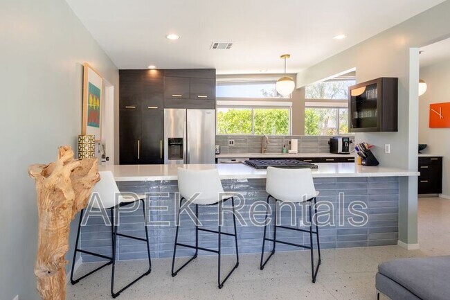 Building Photo - 2204 W Acacia Rd