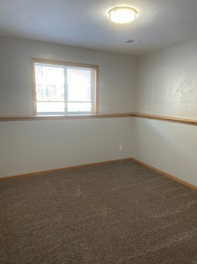 Building Photo - 2930 W Glenpark Dr