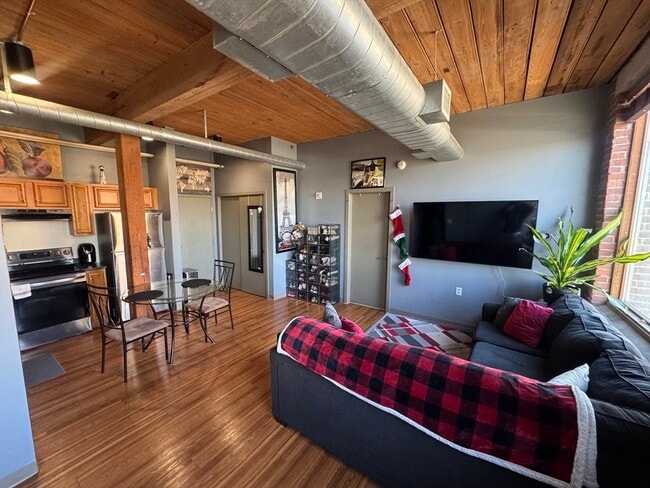 Primary Photo - 146 Court St