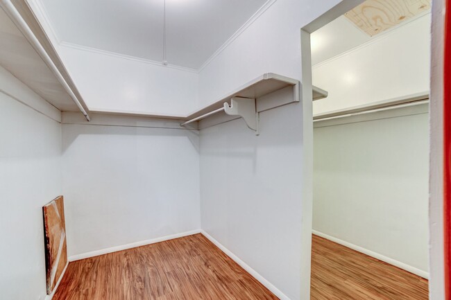 Building Photo - Renovated ALL BILLS PAID 1 bedroom in desi...