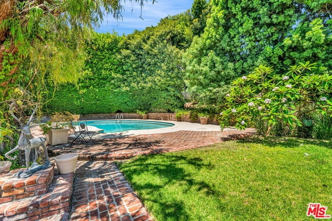 Building Photo - 701 Sierra Dr