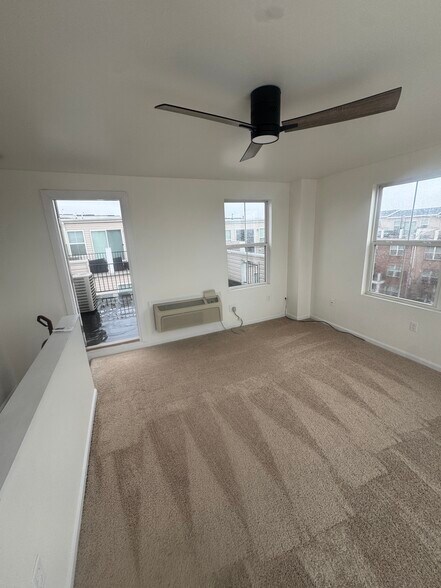 4th level loft, terrace 2 - 4630 Dillon St
