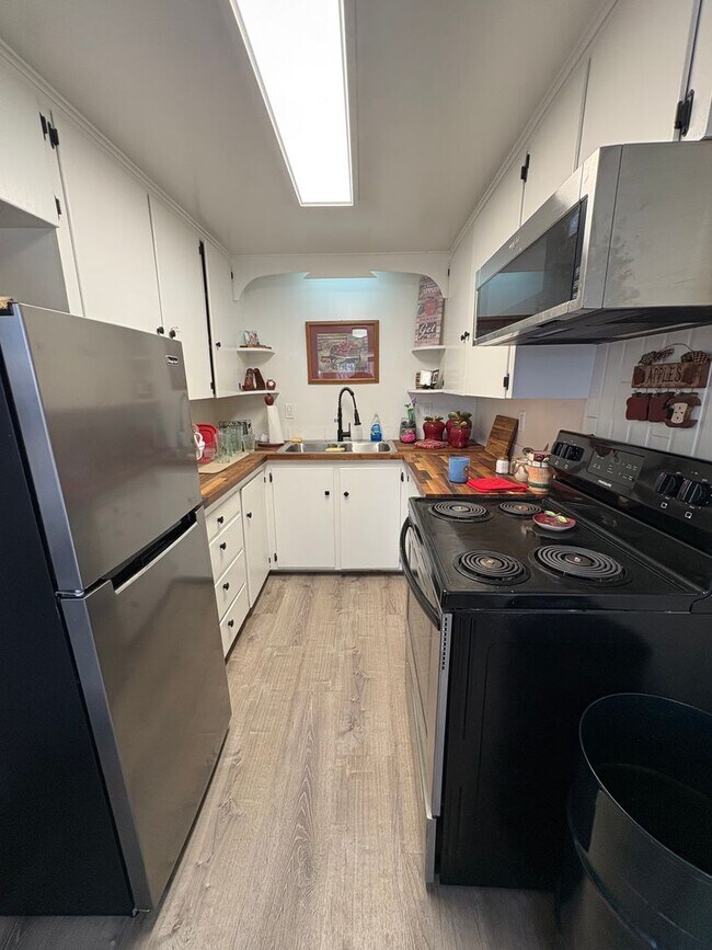 Building Photo - 514 Avenue D