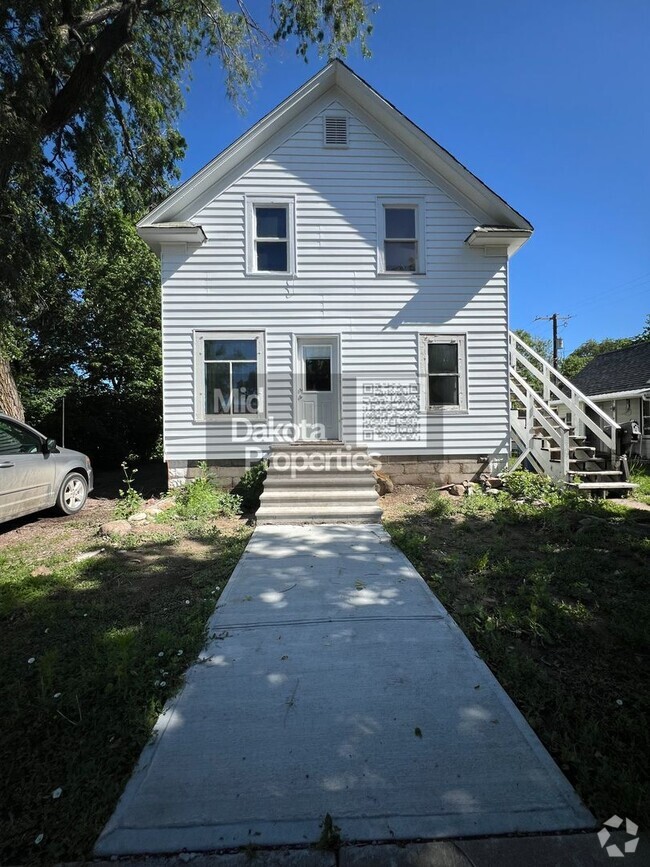 Building Photo - 216 W 7th- 5 bedroom house