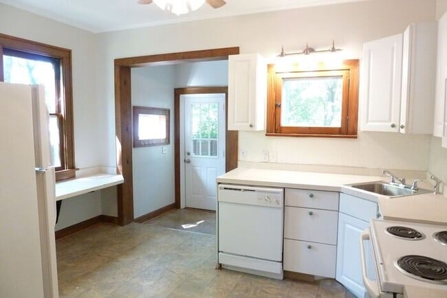 Building Photo - Bright 3BR Unit + Off-Street Parking + Balcony Near Capital University