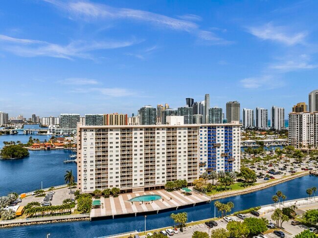 Building Photo - 400 Kings Point Dr