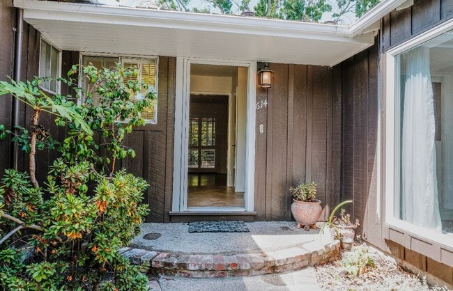 Primary Photo - Charming spacious home, convenient locatio...