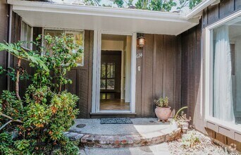 Building Photo - Charming spacious home, convenient locatio...