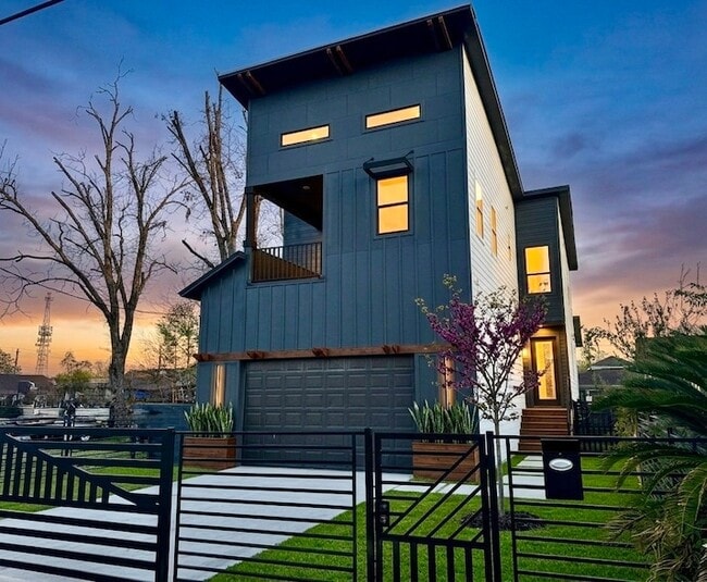 Building Photo - 505 E 40th St