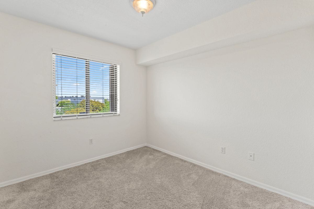 Building Photo - 9340 Fontainebleau Blvd