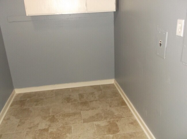 Building Photo - 150 Maxwell Dr