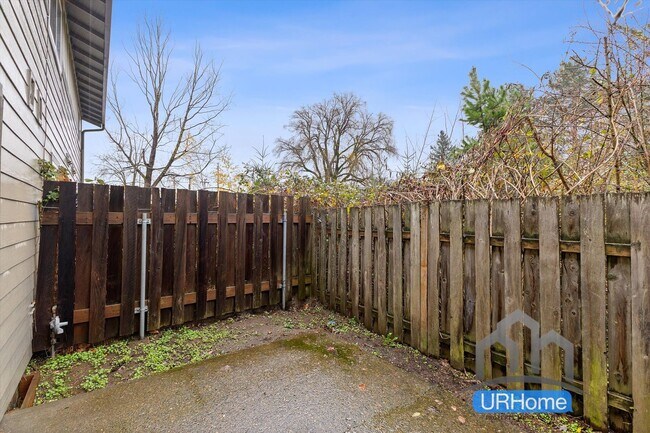 Building Photo - First Month FREE! Spacious 2BD/1.5BA Townhome in SE Portland - Move-In Ready