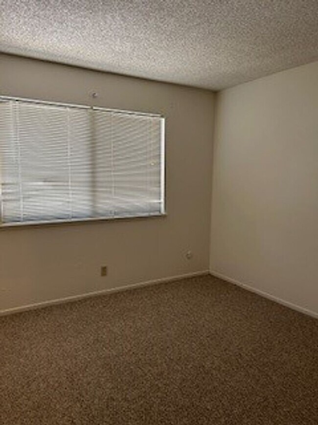 Building Photo - Davis Townhouse.