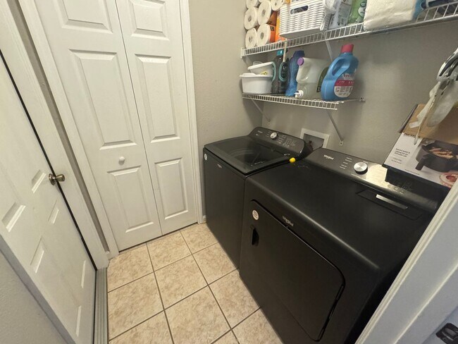 Building Photo - 4/2 in Gated Community near Tuskawilla Rd ~ Tile and Laminate Floors ~ Screened Patio ~  Communit...