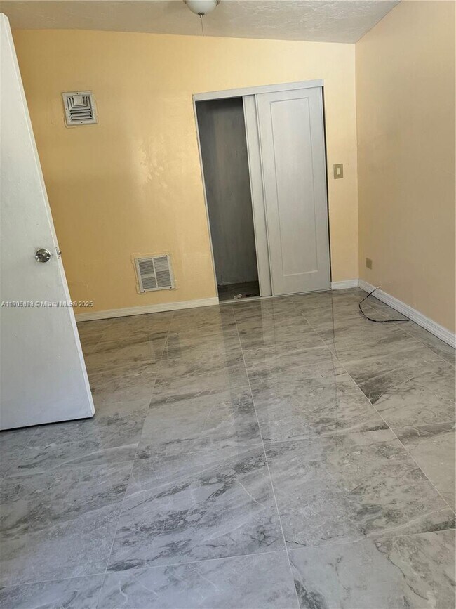 Building Photo - 290 NE 154th St