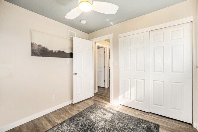 Building Photo - Updated 2 Bed 1 Bath Townhome in Clayton Neighborhood