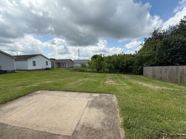 Building Photo - Spacious 3 bedroom, 2 bath house near GM, Magna, and Industrial Park.