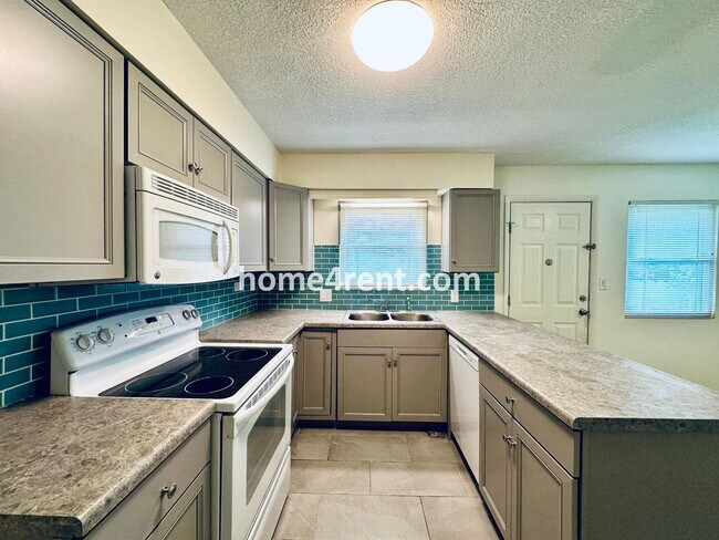 Building Photo - Olathe Duplex w/ Wood Floors, Finished Basement, and a Fenced Yard!