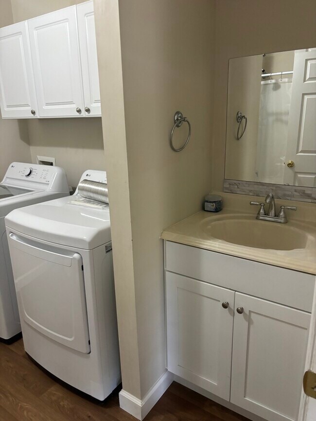 Building Photo - 162 W Hampton St