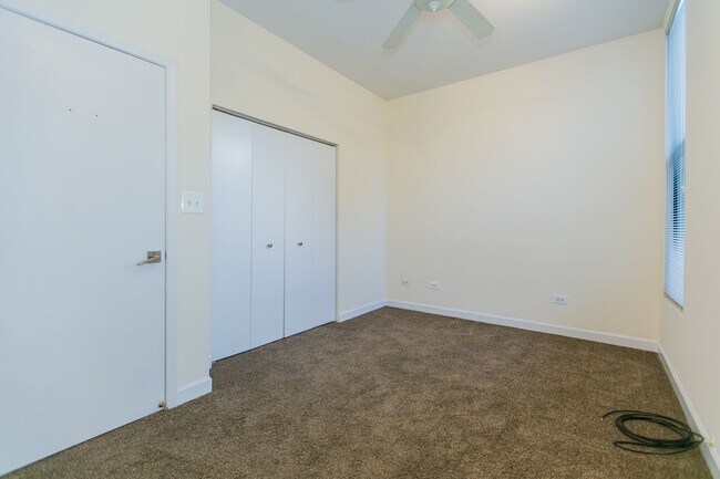 Building Photo - 2342 N Clark St