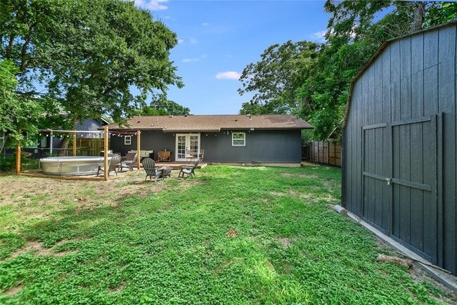 Building Photo - 805 Eberhart Ln
