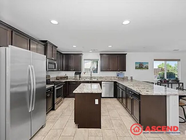 Building Photo - Stunning 4 Bedroom in Southwest Bakersfield!