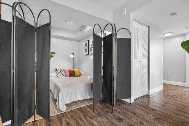 Building Photo - 1 SE 12th St