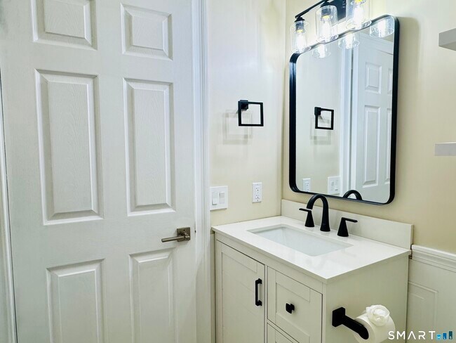 Building Photo - 2 Highland Square