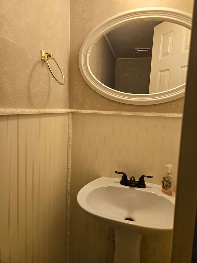 Building Photo - Spacious Condo With Covered parking