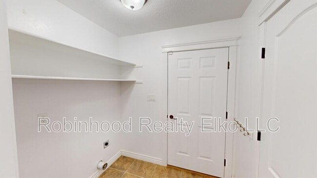 Building Photo - 963 Alpine Dr