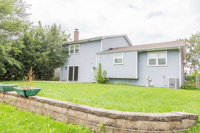 Building Photo - 825 Pheasant Walk Dr